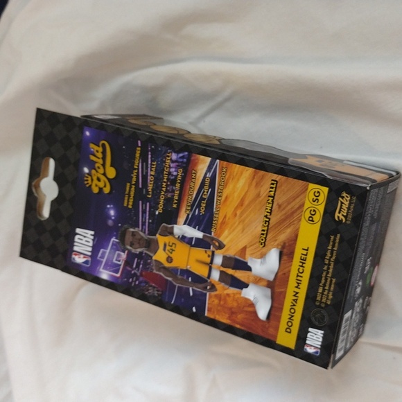 Donovan Mitchell T-shirt and Vinyl Collection - Picture 12 of 14